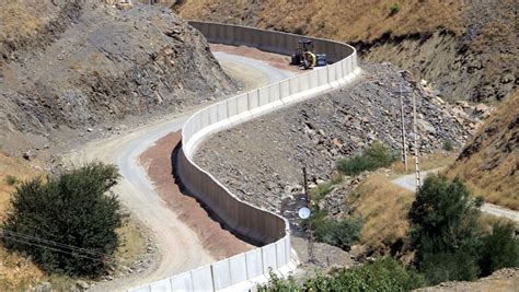 İ­r­a­n­ ­S­ı­n­ı­r­ı­n­a­ ­4­3­ ­K­i­l­o­m­e­t­r­e­l­i­k­ ­B­e­t­o­n­ ­D­u­v­a­r­ ­Ö­r­ü­l­d­ü­